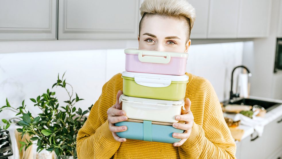 Plastik gehört für viele zum Alltag dazu, zum Beispiel mit dem Frühstück in der Brotdose - doch wie schädlich ist der regelmäßige Gebrauch? Foto: IMAO/Westend61