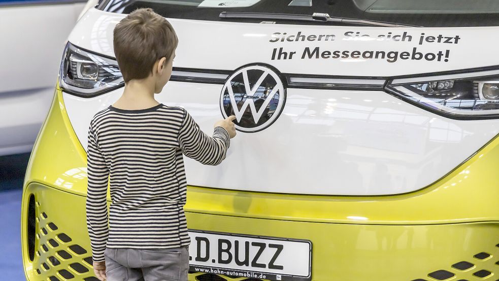 Die in Deutschland gebauten E-Autos von VW sind teuer. Für kommende Generationen von Autofahrern könnten die Preise sinken. Foto: IMAGO / Arnulf Hettrich