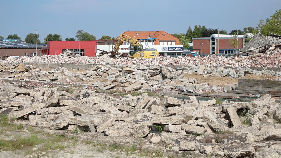 Schon 2022 wurden die früheren Stallungen des VOST am Wallster Weg dem Erdboden gleichgemacht. Doch noch immer ist nicht klar, wie es mit dem Grundstück weitergeht. Foto: Romuald Banik