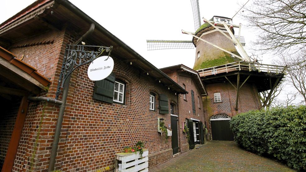 Die 1866 in Felde errichtete Windmühle mit Gulfhof und Packhaus steht zum Verkauf. Foto: Böning
