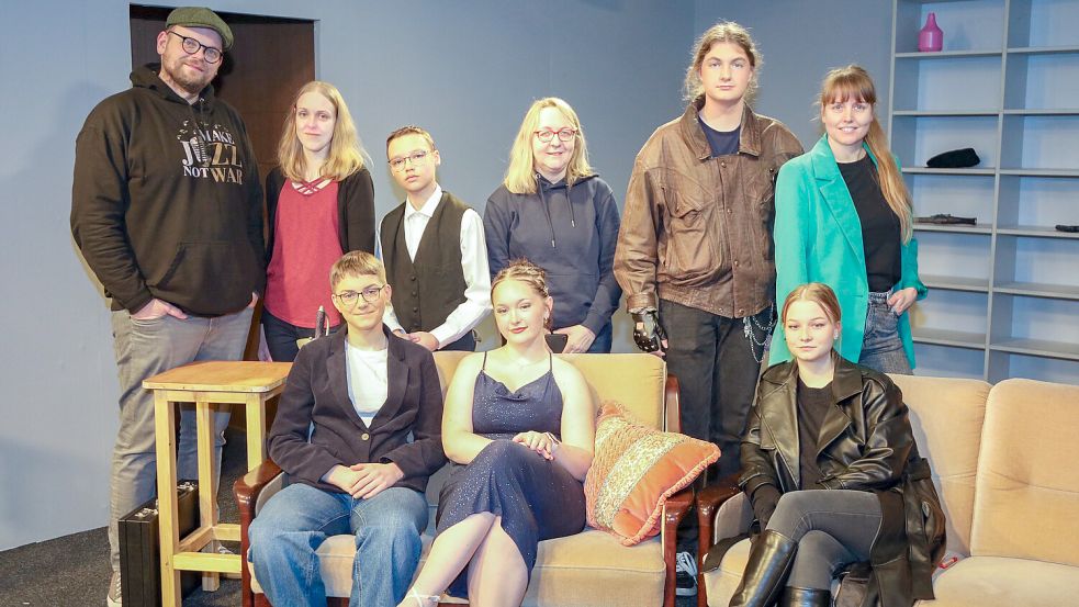 Techniker Tillmann Kleeman-Anders (von links), Leiterin Anja Mühlenbrock, Clara Hermanns, Emilian Stang, Freja Pfanne, Maskenbildnerin Sonja Gnodtke-Höppner, Karl Kleemann, Leiterin Steffi Siebels und Neele Hermann bilden die Theatergruppe „Warkstee“. Bei der Probe fehlte Jana Frieling. Foto: Romuald Banik