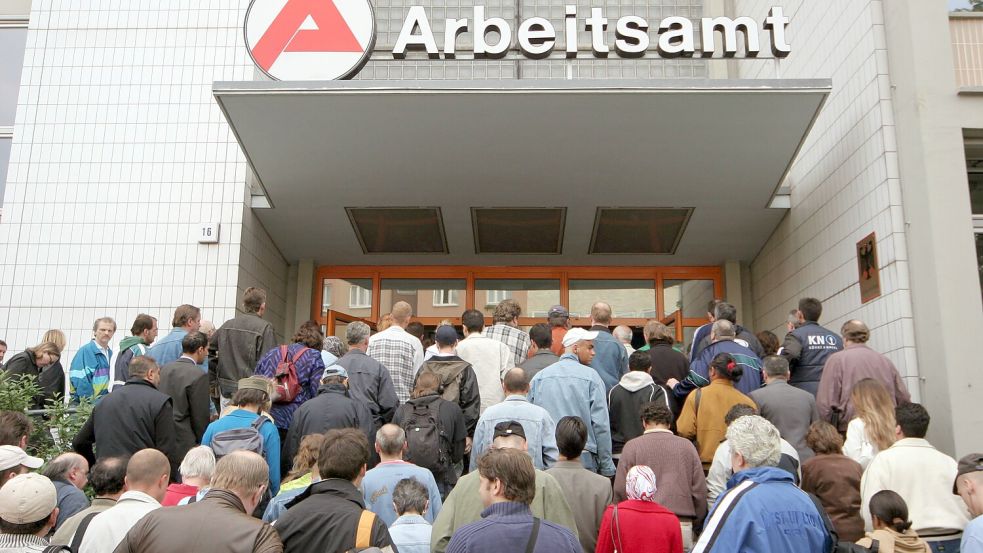 Die Arbeitslosigkeit ist deutlich gestiegen: Wie in Zeitlupe kann man zusehen, wie sich die schwache Konjunktur allmählich auf den Arbeitsmarkt niederschlägt. Foto: IMAGO / Ina Peek