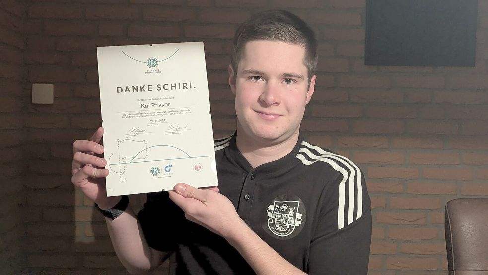 Seit zwei Jahren ist Kai Prikker Schiedsrichter. Er engagiert sich in so hohem Maße, dass er vor einigen Wochen sogar schon vom Fußballkreis Ostfriesland in der Kategorie U50 geehrt wurde. Foto: Homes