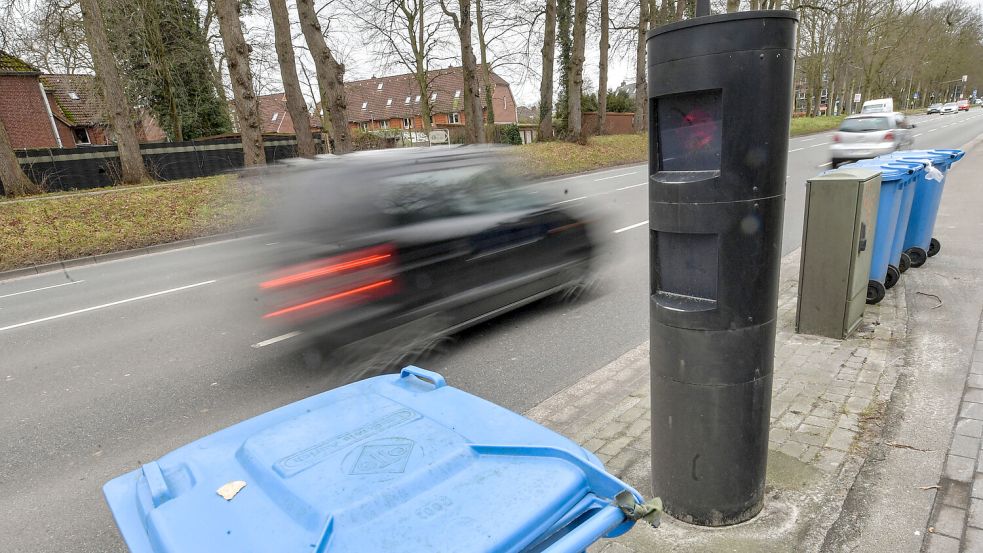 Gut getarnt: Der Blitzer an der Esenser Straße in Aurich fällt zwischen den Mülltonnen kaum auf. Foto: Ortgies
