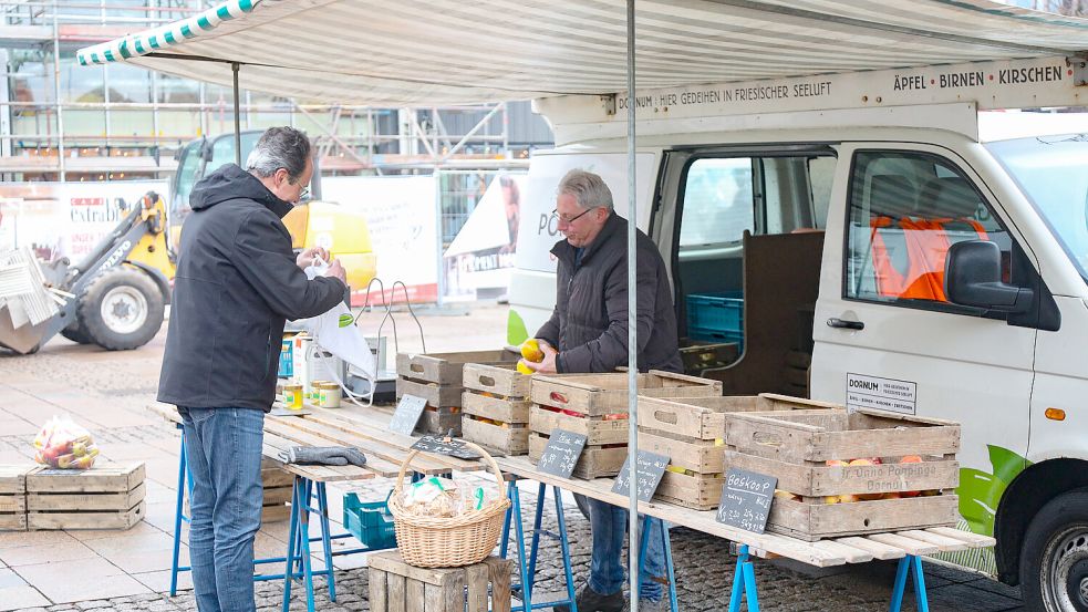 Auch im Winter an allen drei Markttagen in Aurich: der Obsthandel Poppinga. Foto: Romuald Banik