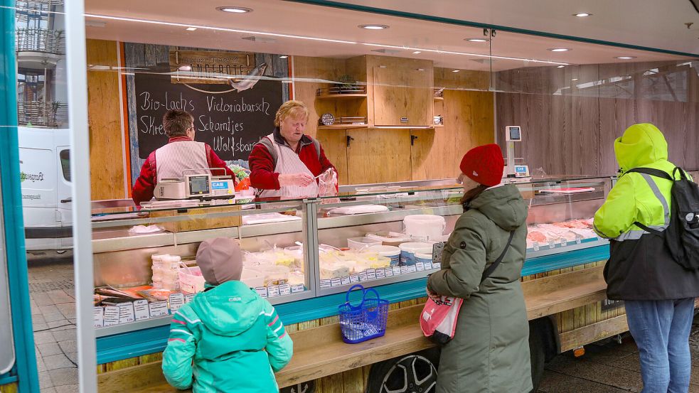 Fisch gibt es auf dem Auricher Wochenmarkt ebenso wie Gemüse, Fleisch, Backwaren und Oliven auch im Winter an allen drei Markttagen.