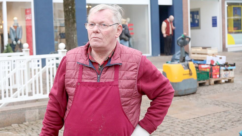 Fischhändler Ludwig Eilts findet das Angebot auf dem Auricher Wochenmarkt überzeugend. Auch in anderen Städten fielen mal Händler aus, sagte er. Foto: Romuald Banik