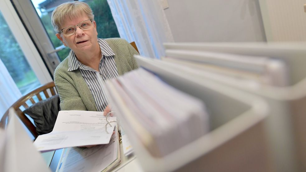 Wann immer Elfi Ehmen heute ein Schreiben bekommt, wird das direkt abgeheftet. Die Ordnungsexpertin hat für die 71-Jährige eine übersichtliche Struktur etabliert, mit der die gut klarkommt – und bei Bedarf auch ihre Familie. Foto: Ortgies