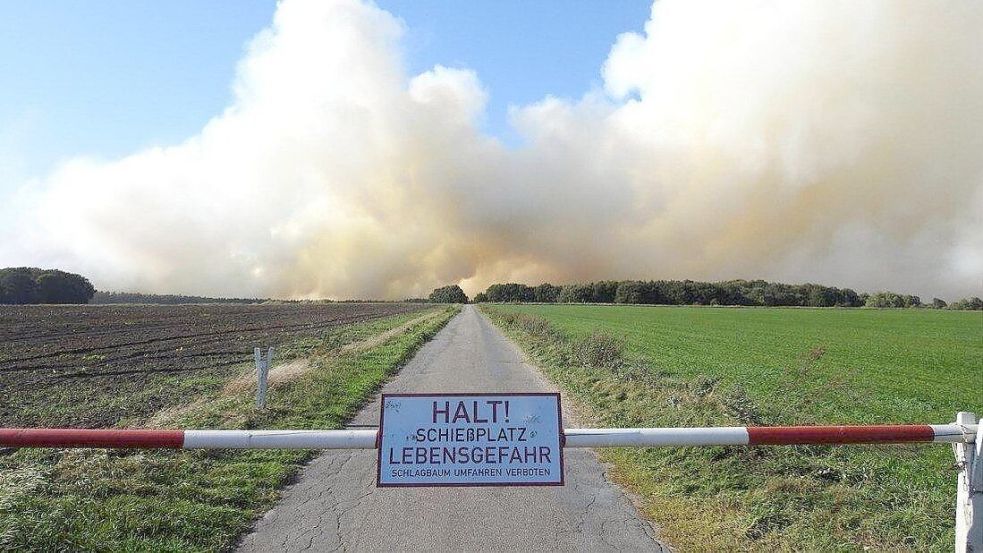 Über Wochen brannte das Moor 2018 im Emsland, nachdem die Raketentests der Bundeswehr aus dem Ruder gelaufen waren. Foto: Tobias Böckermann