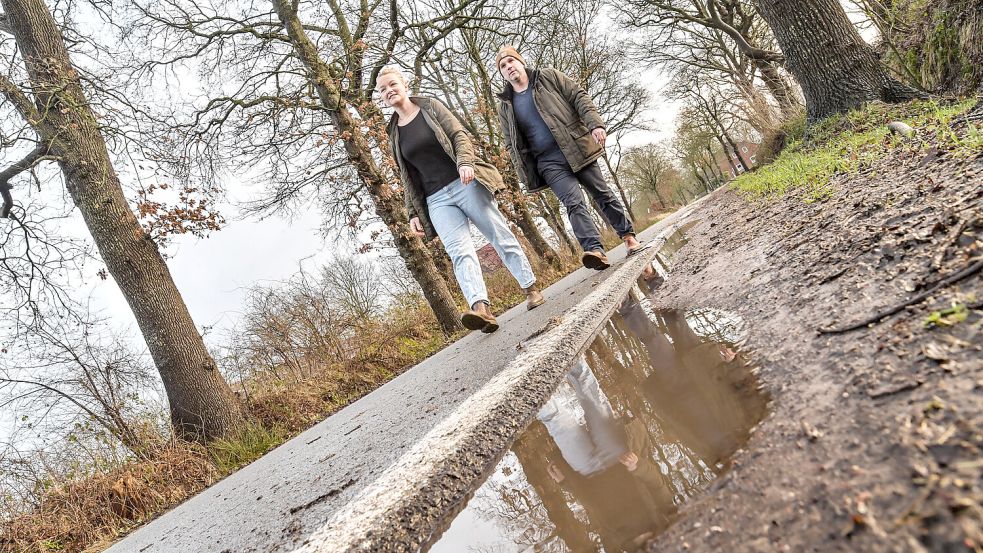Birte Menzi und Michael Bünting auf dem Moorlager Weg. Am Straßenrand ist kaum Platz zum Ausweichen, sagen sie. Foto: Ortgies