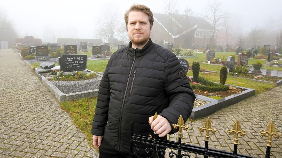 Einen Monat nach dem Vorfall ist von den Verwüstungen auf dem Friedhof neben der evangelischen Kirche in Spetzerfehn nichts mehr zu sehen. Doch Pastor Tom Betten ist noch immer fassungslos. Foto: Böning