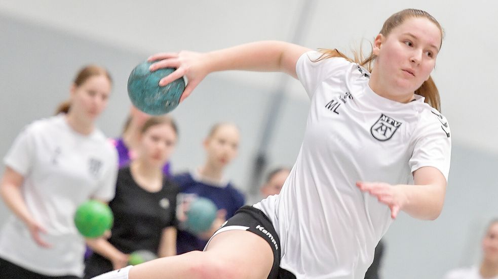Marisa Lohoff und Co. trainieren bis zu viermal die Woche und freuen sich nun auf zwei attraktive Heimspiele gegen den VfL Oldenburg und Werder Bremen. Auch ihre Zwillingsschwester Ineke gehört zum Team. Fotos: Ortgies