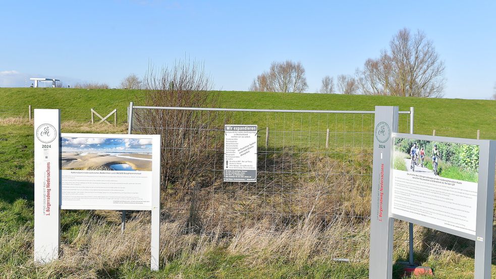 Das illegale Schild wurde auf Höhe der Info-Tafeln zum Bürgerradweg entlang der L27 angebracht. Fotos: Wagenaar