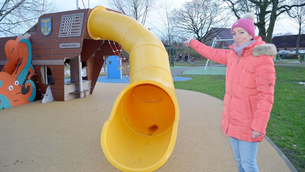 Zwillingsmutter Diana Cordes aus Rhaudermoor hatte die Verunreinigungen auf dem Spielplatz am Hinrich-Stuart-Weg entdeckt und Bilder davon in den Sozialen Netzwerken geteilt. Foto: Fertig