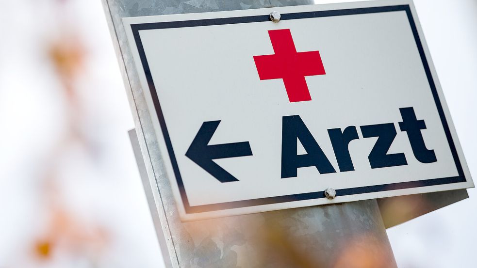 Ein Schild mit der Aufschrift «Arzt» hängt an einer Straßenlaterne. Foto: Tom Weller/dpa