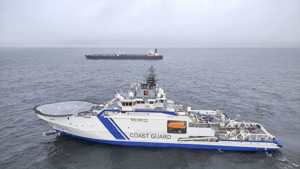 Bedrohung zu Weihnachten: Dieses vom finnischen Grenzschutz am zweiten Weihnachtstag vergangenen Jahres zur Verfügung gestellte Foto zeigt den Öltanker „Eagle S“ (im Hintergrund) und das finnische Grenzschutzschiff Turva auf See vor Porkkalanniemi (Finnland). Die „Eagle S“ war zur gleichen Zeit in dem Gebiet unterwegs, in dem die Stromverbindung zwischen Finnland und Estland kurz zuvor unterbrochen wurde. Foto: Uncredited/Rajavartiosto (Finnish Border Guard)/AP/DPA
