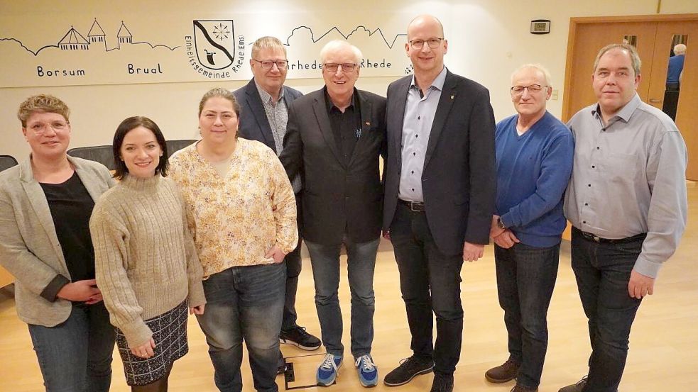 Über den Durchbruch für eine nachhaltige medizinische Vollversorgung in Rhede freuen sich: (von links) Julia Kruse, Anastasia Weizel, Bediha Sancak (alle MVZ Birkenallee), Gerd Husmann, Dr. Volker Eissing, Jens Willerding, Peter Broos und Heinz Niesmann. Foto: Schade