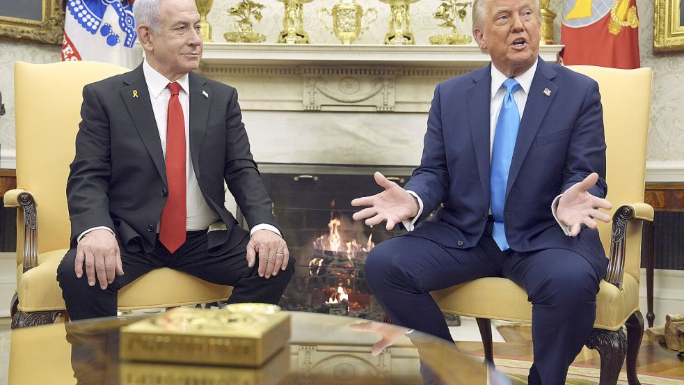 US-Präsident Donald Trump (r.) trifft sich mit Israels Ministerpräsident Benjamin Netanjahu im Oval Office des Weißen Hauses. Foto: DPA/Evan Vucci