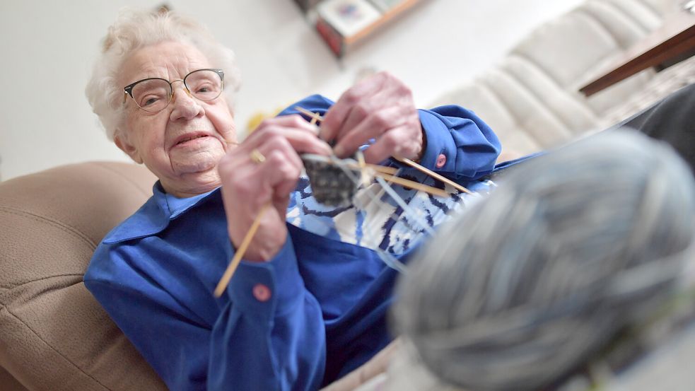 Sie muss immer was zum Stricken in den Händen haben: Johanne Jelten. Heute wird sie 100. Foto: Ortgies