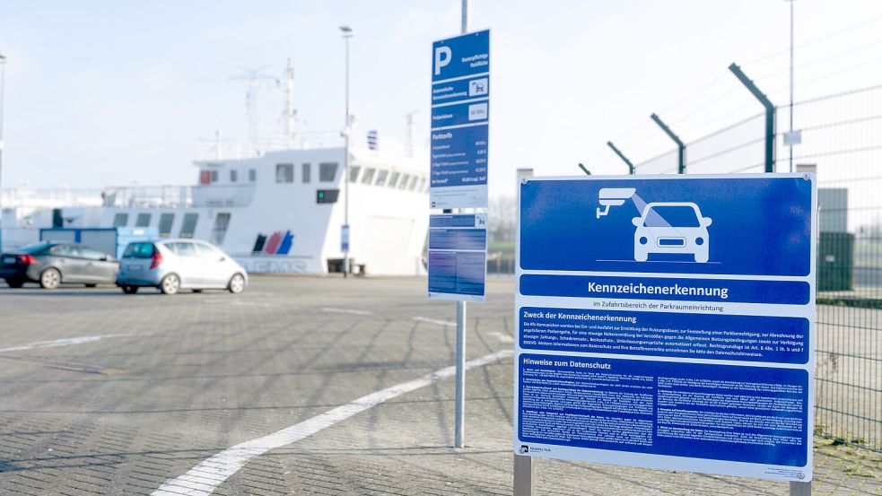 Am Emder Borkumkai werden die Kennzeichen parkender Autos gescannt. Foto: AG „Ems“