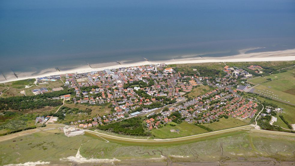 Schließt sich Wangerooge als erste der sieben Ostfriesischen Inseln in Zukunft einer Festlandsgemeinde an? Die Kommunalpolitiker des Eilandes erörterten diese Möglichkeit mit Landrat Sven Ambrosy und Bürgermeister Harald Hinrichs (Esens). Bild: Klaus Schreiber