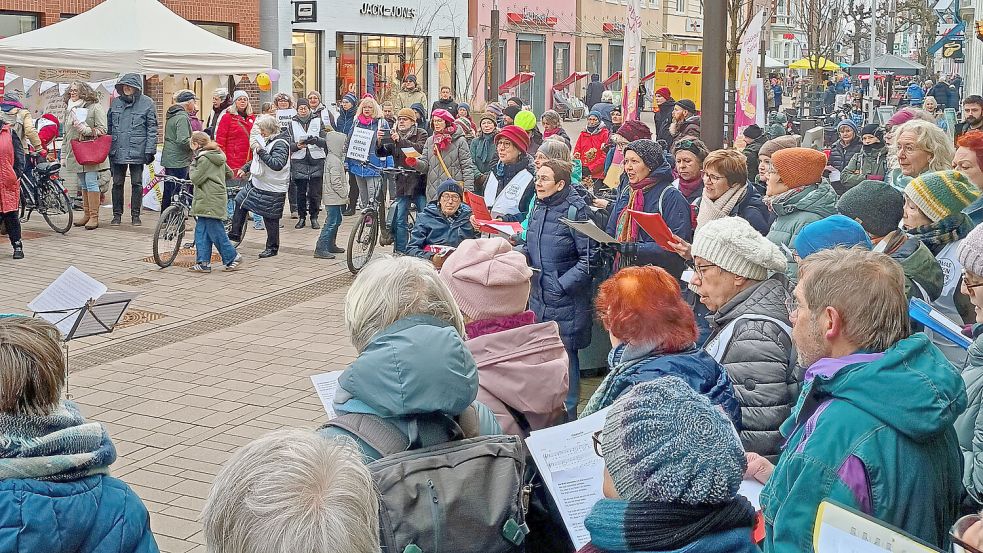 Rund 30 Sängerinnen und Sänger erhoben am Sonnabend in der Auricher Fußgängerzone ihre Stimme. Foto: privat