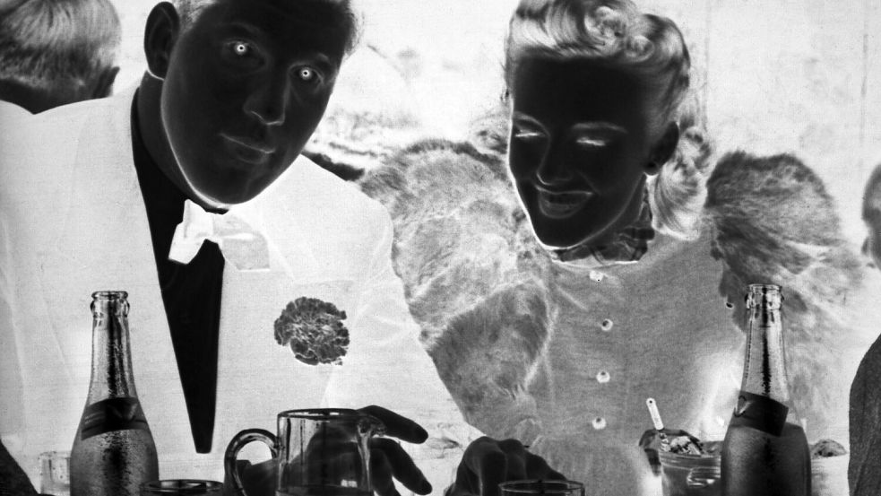 Alfred Bloomingdale (1916-1982) zusammen mit Barbara Bradford im Kit Kat Club im Jahr 1939. In den 1950er Jahren revolutionierte er den Diners Club und verhalf der Kreditkarte zum Durchbruch. Foto: IMAGO/Everett Collection