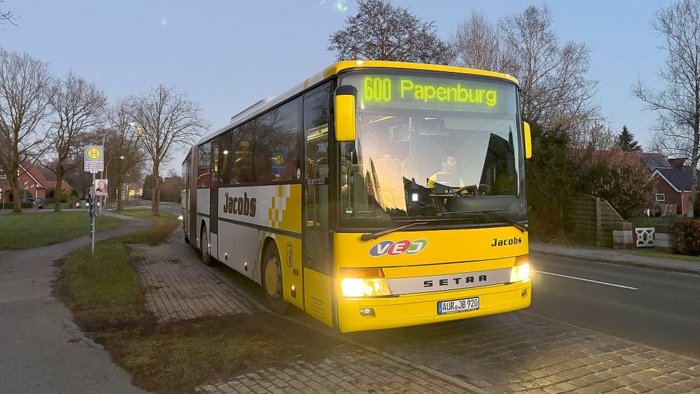Die Buslinie 600 führt von Leer über Ihrhove nach Papenburg. Das Foto zeigt einen Bus der Linie 600 bei der Haltestelle Telkampsweg in Ihrhove. Foto: Marius Ammermann