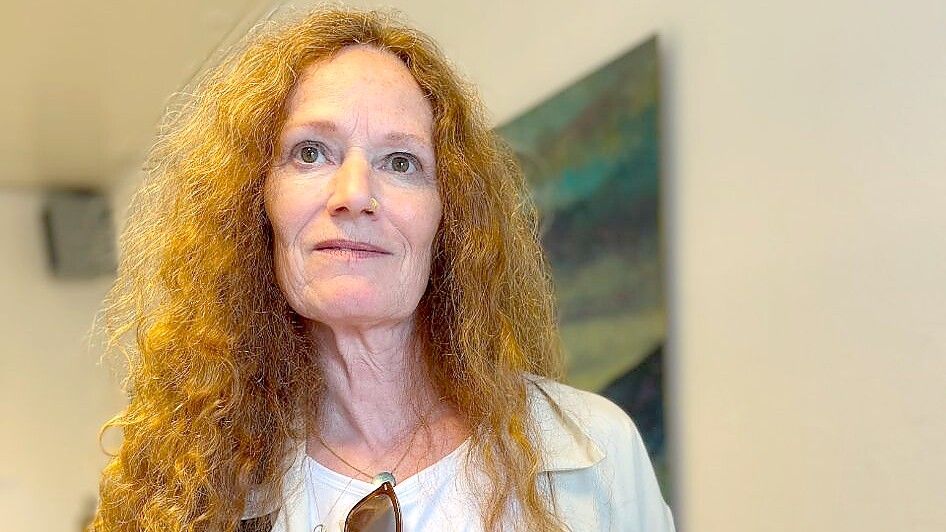 Karen Pedrotti-Darby in der Retrospektive zum 100. Geburtstag Jürgen Müller-Dührings vom Ostfriesischen Kunstkreis. Als Jugendliche wurde sie von ihm unterrichtet – und blieb ihm bis zu seinem Tode freundschaftlich verbunden. Foto: privat