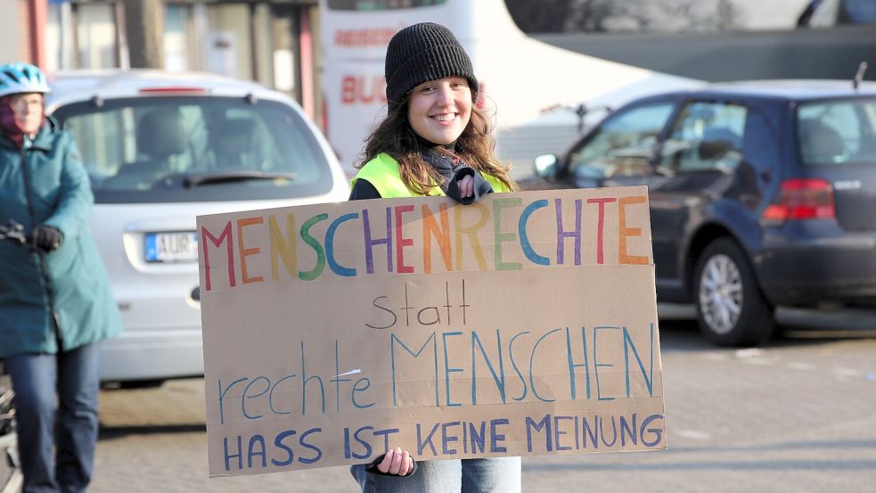 Eine Ordnerin der KGS Wiesmoor mit einem Transparent am Rand der Veranstaltung. Foto: Böning