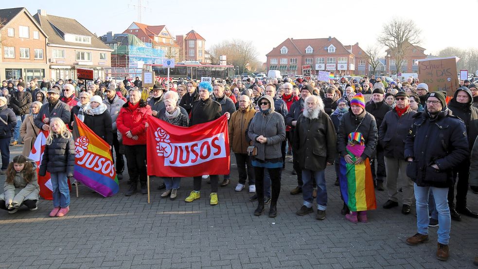 Mehr als 400 Menschen kamen zur Kundgebung für ein buntes Wiesmoor auf den Markplatz. Foto: Böning