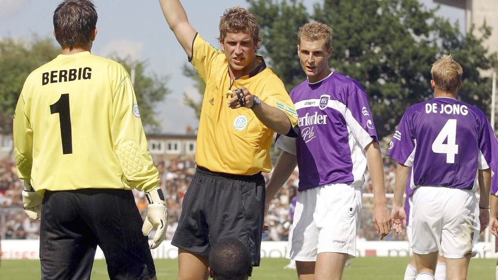 Robert Hoyzer begleitete auch sechs Spiele des VfL Osnabrück (2.v.li.) als Offizieller, hier im Jahre 2004 beim FC St. Pauli. Teil des Wettskandals waren die Partien mit Lila-Weißer Beteiligung aber explizit nicht. Foto: imago/Hoch Zwei/Angerer