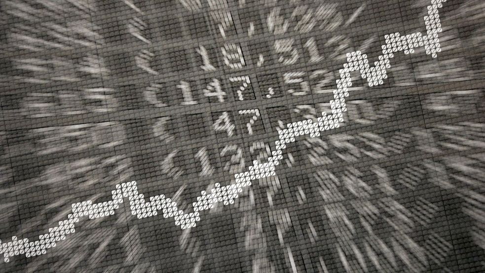 Der Dax hat erstmals in seiner Geschichte die Marke von 22.000 Punkten übersprungen. Foto: Daniel Reinhardt/dpa