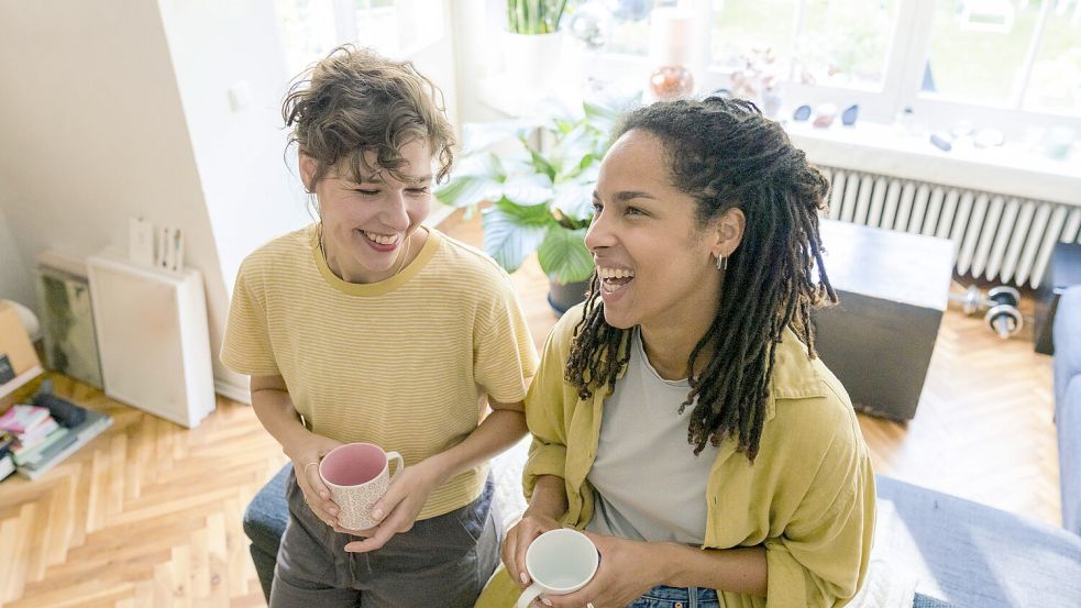 Freundschaften sind enorm wichtig für unsere mentale Gesundheit. Warum also sie nicht genauso feiern wie Partnerschaften? Foto: IMAGO / Westend61