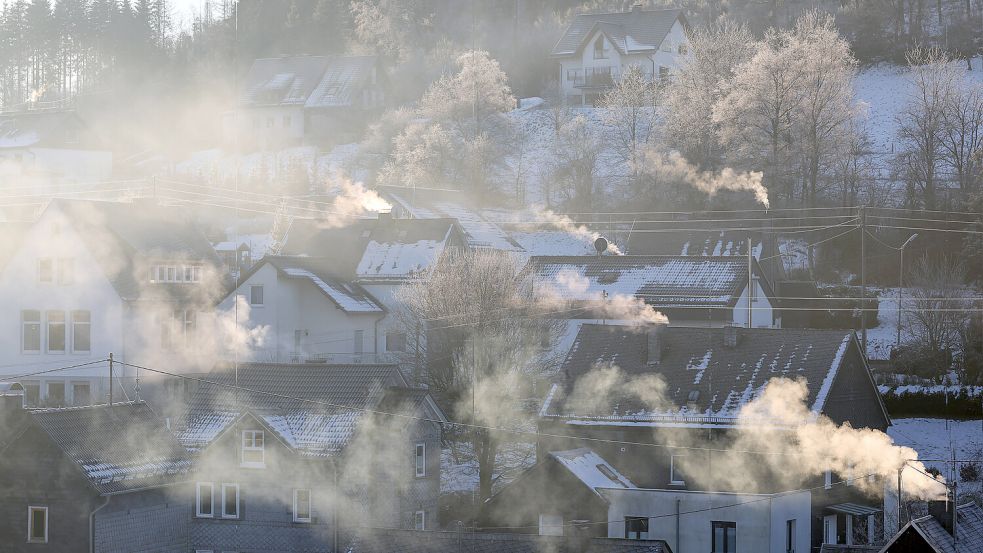 Hohe Feinstaubbelastung in der Luft: Während der Wintermonate kommt es zum vermehrten Ausstoß von Emissionen. Foto: IMAGO/Rene Traut