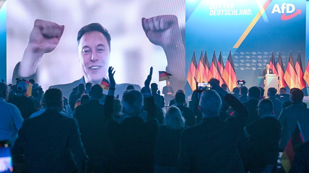 Sie sind für den Schlussstrich: Über eine Videoeinblendung war US-Miliardär Elon Musk am 25. Januar 2025 beim Wahlkampfauftakt der AfD in Halle an der Saale präsent. Foto: dpa/picture-alliance/Hendrik Schmidt