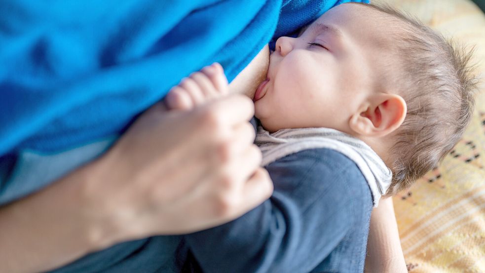 Zum Stillen ziehen sich Frauen häufig aus der Öffentlichkeit zurück – auch um kritisch-abwertenden Kommentaren zu entgehen. Foto: Skolimowska/dpa