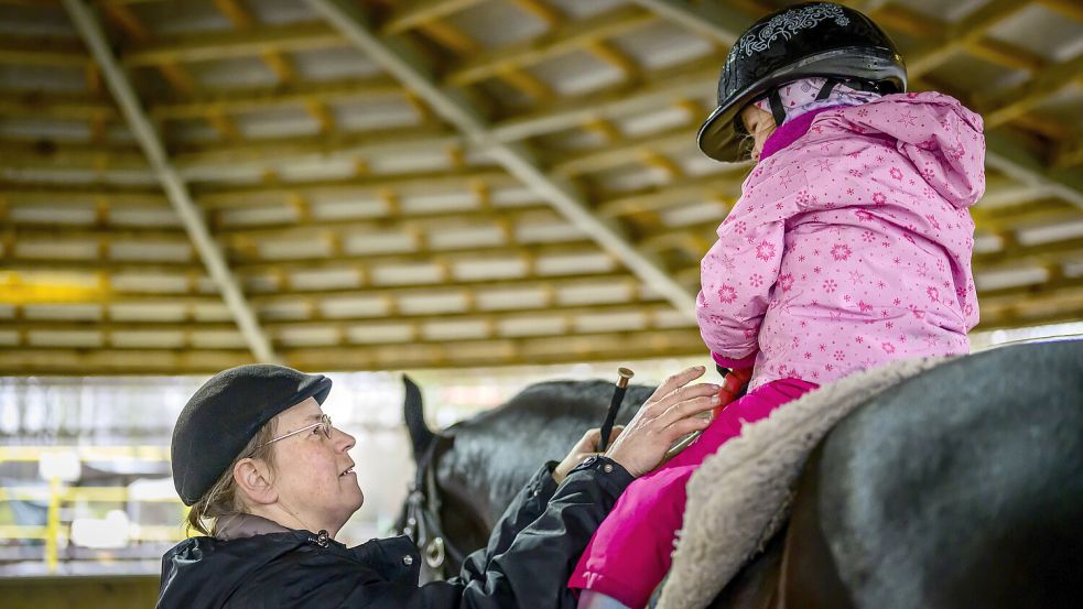 Unsere Recherchen werfen ein Schlaglicht auf Missbrauchsfälle im Reitsport. Eine Sportsoziologin erklärt, worauf Eltern achten sollten. Foto: imago images/Ralf Rottmann/Funke Foto Services