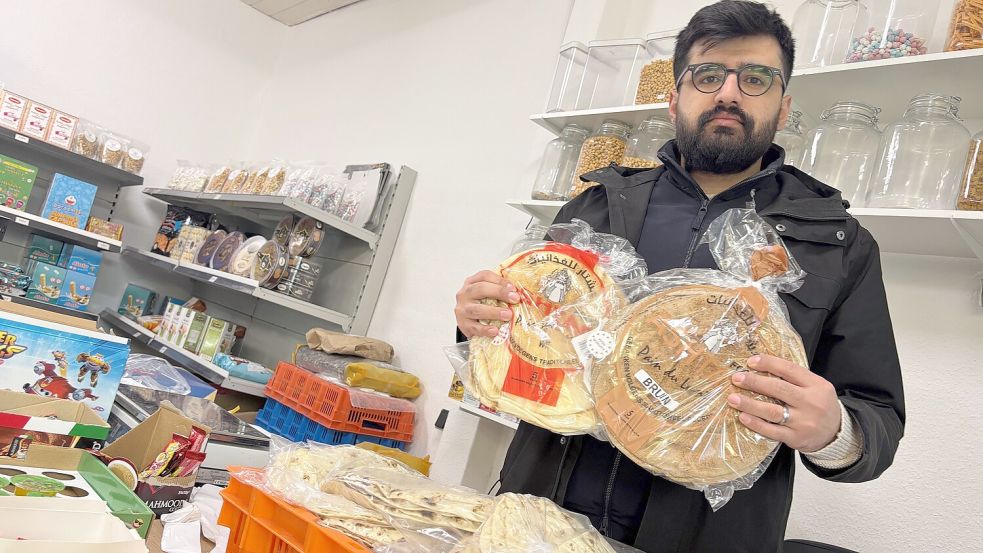 Diljer Youssef vom Abu Ali Market bekommt immer am sehr frühen Morgen frische Backwaren geliefert. Mehrfach wurden Brote gestohlen. Foto: Janßen