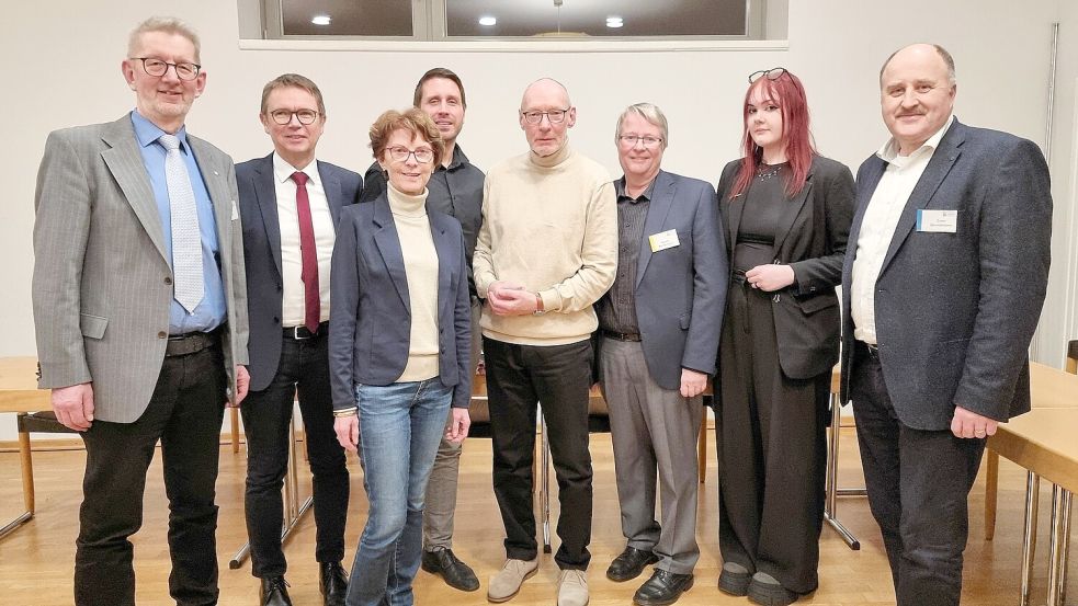 Den Vorstand des lutherischen Kirchenkreises Emden-Leer bilden (von links): Alwin Fuhs, Pastor Wolfgang Ritter, Anja Ihnen-Swoboda, Pastor Benjamin Jäckel, Hans-Hermann Woltmann, Bernd Bornemann, Finja Gjaltema und Pastor Sven Grundmann. Es fehlt Volkmar Janssen. Fotos: Dübbel