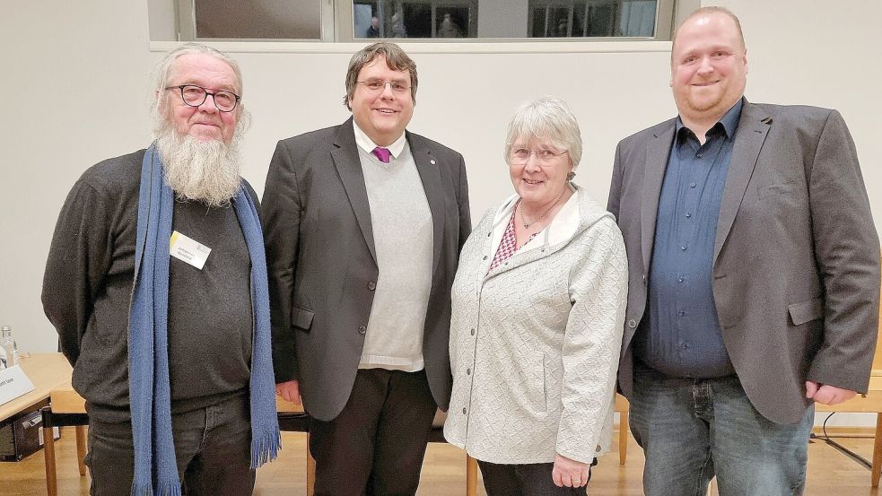 Das Präsidium der Kirchenkreissynode Emden-Leer wurde mit dem Vorsitzenden Daniel Aldag (2. von links), der stellvertretenden Vorsitzenden Christiane Berwing sowie den Beisitzern Johannes Reinfeld (links) und Andreas Hillrichs (rechts) neu besetzt. Es fehlt Pastorin Mona Bürger.