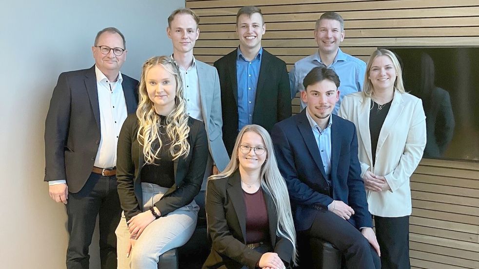 Vorstand Jörg Reinhardt (hinten, von links), Lukas Böckmann, Tobias Klaassen, Personalleiter Udo Zimmermann sowie (vorne, von links) Lea Moser, Sophie Alberts, Maik Schmidt und Ausbildungsleiterin Chiara Fabian stellten sich bei der Feier zu einem Foto auf. Foto: privat