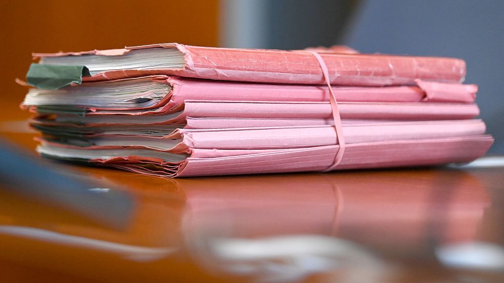 In der Tasche, die bei der Wohnungsdurchsuchung vergessen wurde, befanden sich Ermittlungsunterlagen der Polizei. Foto: DPA