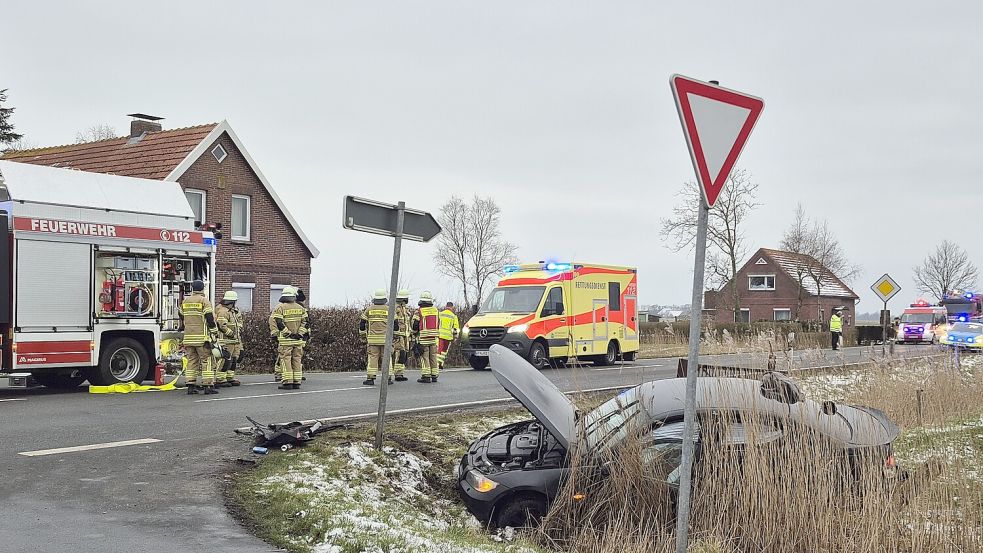 Ein BMW landete im Straßengraben. Foto: Ullrich
