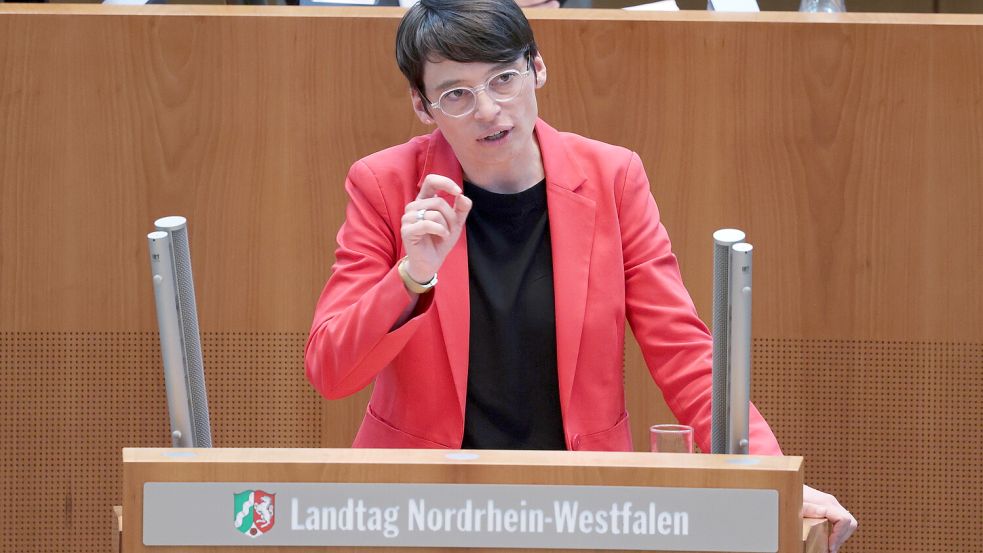 Das Bundesamt für Migration und Flüchtlinge soll frührere Charterflüge aus NRW verhindert haben. Das ist zumindest die Kritik von NRW-Flüchtlingsministerin Josefine Paul. Foto: dpa/David Young