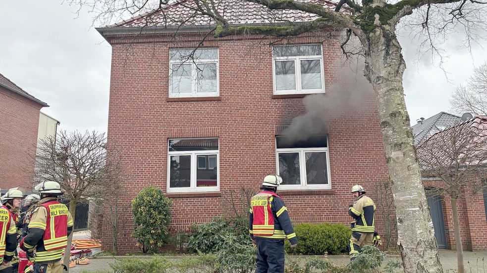 In der Ubbo-Emmius-Straße brannte es in der Erdgeschosswohnung eines Wohnhauses. Dichter Qualm drang aus dem Fenster. Foto: Oliver Bär