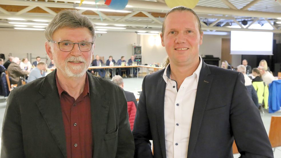 Steffen Wirsik (Grüne, links), der parteilose Jochen Beekhuis (rechts) und Marcus Stahl (Die Linke, an diesem Sitzungstag krank) haben sich im Rat Großefehn zu einer Gruppe zusammengetan. Foto: Böning