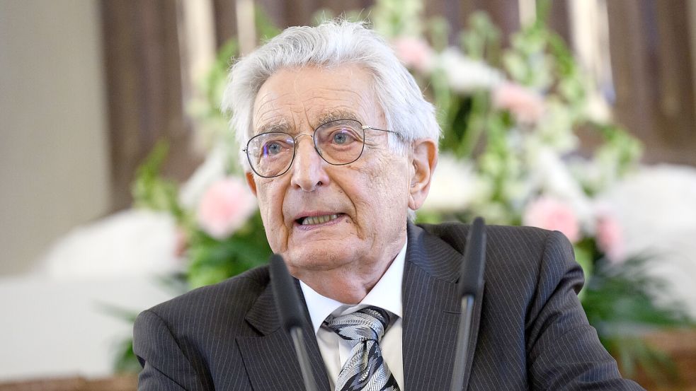 Gerhart Baum hat im Jahr 2023 das Bundesverdienstkreuz erhalten. Foto: dpa/Bernd von Jutrczenka