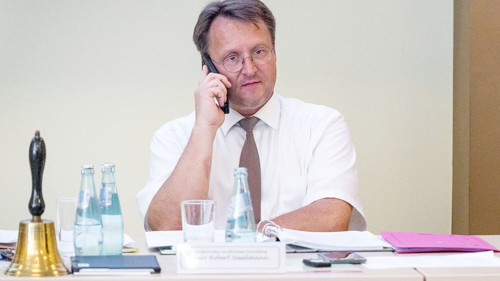 Im Juni 2023 wurde Robert Sesselmann im Thüringer Wahlkreis Sonneberg zum ersten AfD-Landrat gewählt. Was ist aus seinen Wahlversprechen geworden? Foto: dpa/Daniel Vogl