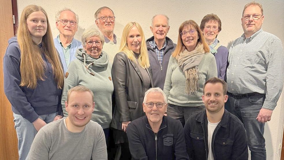 Diese zwölf Akteure wollen mit dem Dreiakter „Mien Mann, de fohrt to See“ einen unterhaltsamen Abend bieten: (hintere Reihe, von links) Hermann Willms, Andreas Meinen, Dirk Ehmen, Lisa Feldhoff, Thorsten Brietzke, (mittlere Reihe, von links) Talea Brietzke, Insa Meinen, Gabi Zimmermann, Ingrid Tammen und (vorn, von links) Marco Fahnster, Johann Seeba und Eike Henninga. Foto: privat